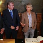 El montañero Jesús Calleja conversa con el presidente de la Diputación, Juan Martínez Majo; el alcalde de la capital leonesa, Antonio Silván; y el delegado territorial, Guillermo García