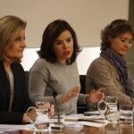 Fátima Báñez, Soraya Sáenz de Santamaría e Isabel García Tejerina, tres de la ministras que repiten.