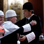El rector de la Universidad Complutense de Madrid (UCM), Carlos Andradas (d), y el pintor y escultor Antonio López, en el acto por el que hoy el artista ha sido investido por la UCM como doctor honoris causa