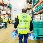 Un voluntario en la recogida de alimentos impulsada por Obra Social La Caixa y CaixaBank