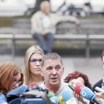 Arnaldo Otegi, en la imagen ayer en San Sebastián, aseguró que se alegra «enormemente» de la inminente salida de prisión de Díez Usabiaga