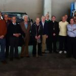 A la izquierda, foto de familia del obispo de Osma-Soria, Abilio Martínez, con los voluntarios de este proyecto solidario
