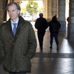 El juez Álvaro Martín, a la entrada de los juzgados sevillanos