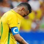Neymar se marcha cabizbajo al vestuario tras empatar ante Irak
