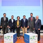 La jornada, que se enmarca en el Foro Agrario que el Instituto de Estudios Cajasol organiza desde hace dos años, fue inaugurada por el director general del Instituto de Estudios Cajasol, Juan Francisco Álvarez; el secretario general de Agricultura, Vicente Pérez, y la directora general de Producciones y Mercados Agrarios del Ministerio de Agricultura, Pesca y Alimentación, Esperanza de Orellana / Foto: La Razón