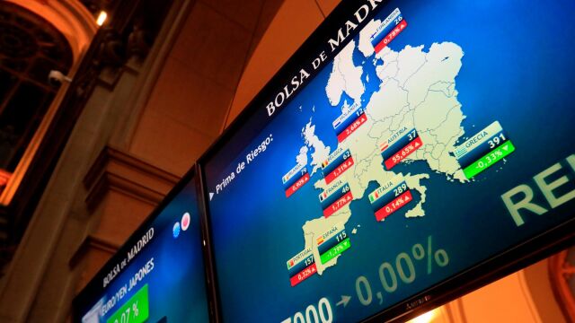 Paneles informativos de la Bolsa de Madrid/Efe