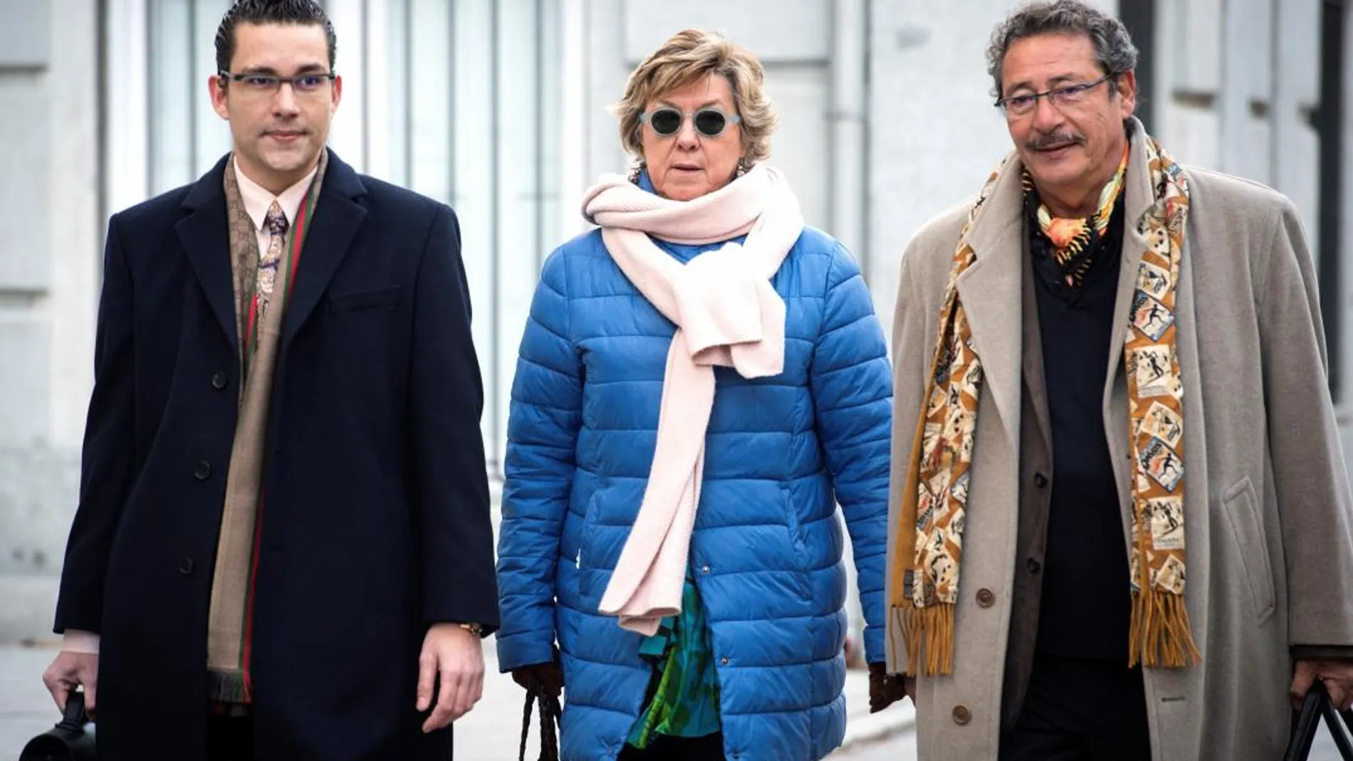 Pilar Barreiro, acompañada de sus abogados a su llegada a la sede del Tribunal Supremo
