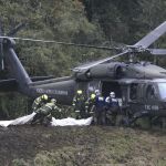 Un helicóptero de la Fuerza Aérea colombiana durante los trabajos de recuperación de los cuerpos de los fallecidos