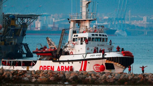 El buque de salvamento mar&iacute;timo Open Arms en el puerto de Algeciras