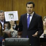 Juanma Moreno, ayer, en el Parlamento