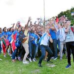 Los jóvenes no pierden ocasión para hacerse selfies y recordar este momento tan especial