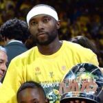 Tyrese Rice con su hijo tras ser nombrado MVP de la Final Four