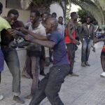 Algunos de los inmigrantes subsaharianos que han conseguido entrar hoy en Melilla