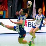 La jugadora del Aula Alimentos de Valladolid, Elena Cuadrado, dispara a puerta durante la final de la Copa de la Reina de balonmano disputada ante el Super Amara Bera Bera