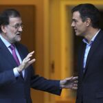 El presidente del Gobierno, Mariano Rajoy (i), y el secretario general del PSOE, Pedro Sánchez (d), se han reunido el pasado 6 de julio en el Palacio de la Moncloa, con el desafío independentista catalán del 1 de octubre sobre la mesa y el interés mutuo de normalizar su relación institucional.
