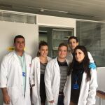 El equipo de investigación del Centro de Investigación Biomédica. De izquierda a derecha, Luis Carlos López, director del estudio; Marta Luna Sánchez, autora principal; Julio Chaves, coautor; Agustín Hidalgo, autor principal; y Eliana Barriocanal, coautora