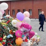 Vladimir Putin visita el sitio conmemoratitvo improvisado para las víctimas del incendido que calcinó el lunes un centro comercial de Kemerovo (Siberia)