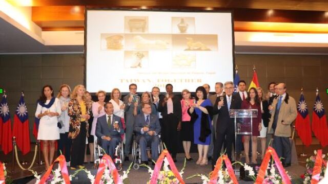 El representante de la Oficina Econ&oacute;mica y Cultural de Taip&eacute;i en Espa&ntilde;a, embajador Sim&oacute;n Shen Yeaw Ko, brindando en compa&ntilde;&iacute;a de varios embajadores extranjeros y autoridades de la administraci&oacute;n y amigos espa&ntilde;oles.