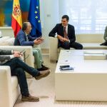 El Presidente del Gobierno, Pedro Sanchez, y la ministra de Trabajo, Magdalena Valerio, con los líderes sindicales
