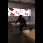 Momento en el que el joven destroza uno de los productos Apple
