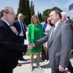 Javier Gallo, director general de AMRI en España, recibe a Juan Vicente Herrera a su llegada a la planta de Boecillo, en presencia del presidente del Grupo, Michael Mulhern, de Pilar del Olmo y Carlos Martín Tobalina / JCYL
