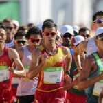 El español Miguel Ángel López (c) durante la competencia de marcha atlética 20 km