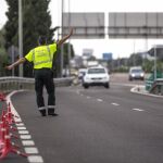 Un agente de la Guardia Civil de Tráfico da el alto a un conductor en un control, esta
