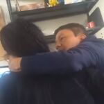Captura donde se aprecia al profesor acosando a la estudiante universitaria / YouTube