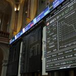 Vista de un panel que marca la evolución de la Bolsa española / Foto: Efe
