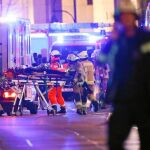 Personal médico atiende anoche a las víctimas del mercadillo navideño en el centro de Berlín tras ser atropelladas por un camión