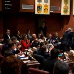 El presidente de la Comunidad, Fernando López Miras, y el consejero de Hacienda, Fernando de la Cierva, se abrazan tras dar luz verde a las cuentas para 2019
