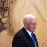 El vicepresidente de Estados Unidos, Mike Pence (c), sonríe tras firmar en el libro de invitados en el Parlamento israelí en Jerusalén (Israel) hoy