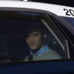 Imagen en el interior de un vehículo policial de Alfonso Cabezuelo, militar de la UME y uno de los detenidos