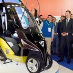 El Rey Felipe VI y la presidenta de la Junta, Susana Díaz, ante el nuevo velocípedo de la empresa Torrox