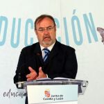 El consejero de Educación, Fernando Rey, durante una jornada de convivencia escolar