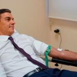 Pedro Sánchez durante la donación de sangre/Efe