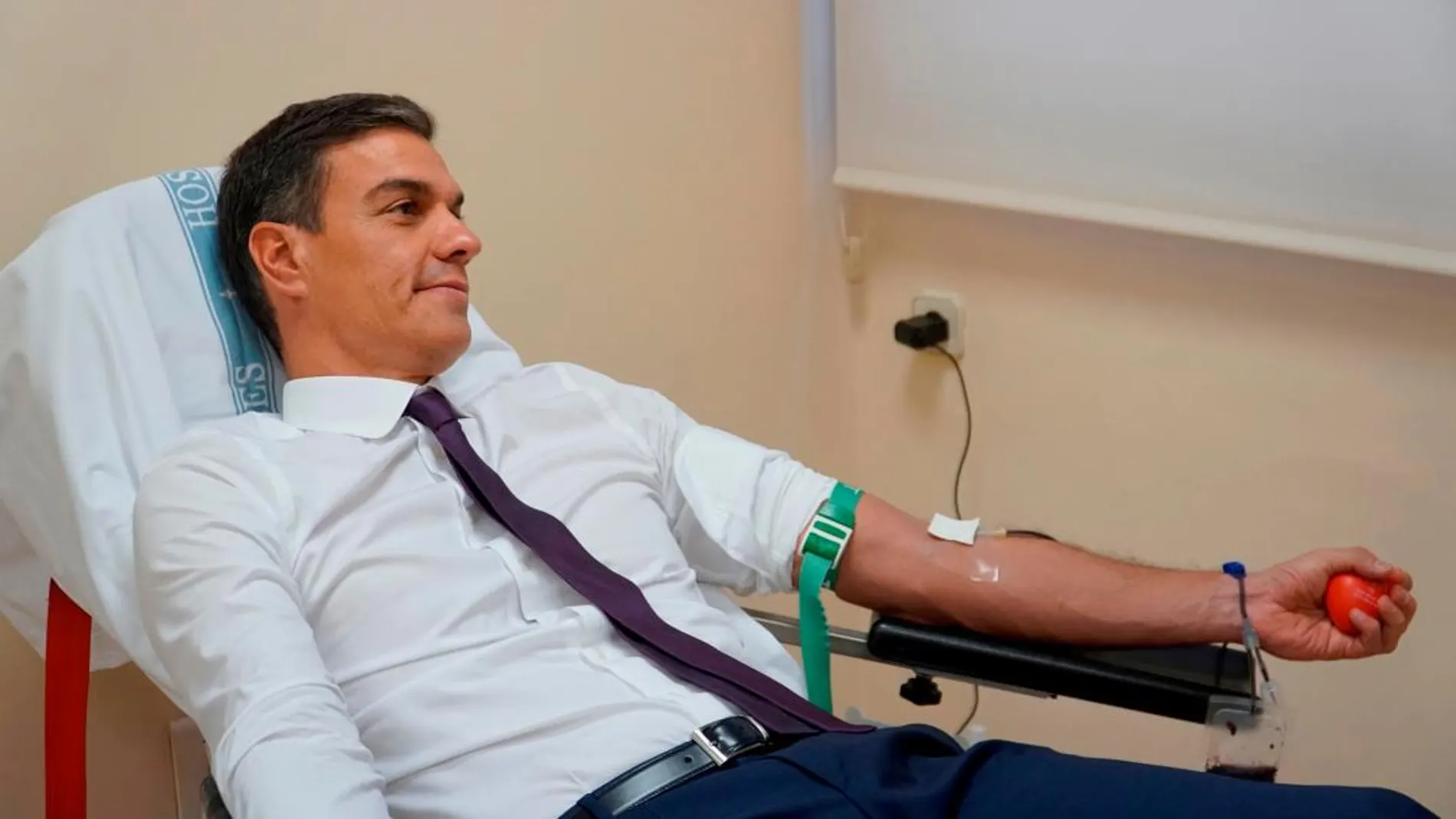Pedro Sánchez dona sangre en Moncloa y lo publica en Twitter