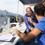 El presidente, Pedro Antonio Sánchez, conversando con los científicos del Instituto Español de Oceanografía