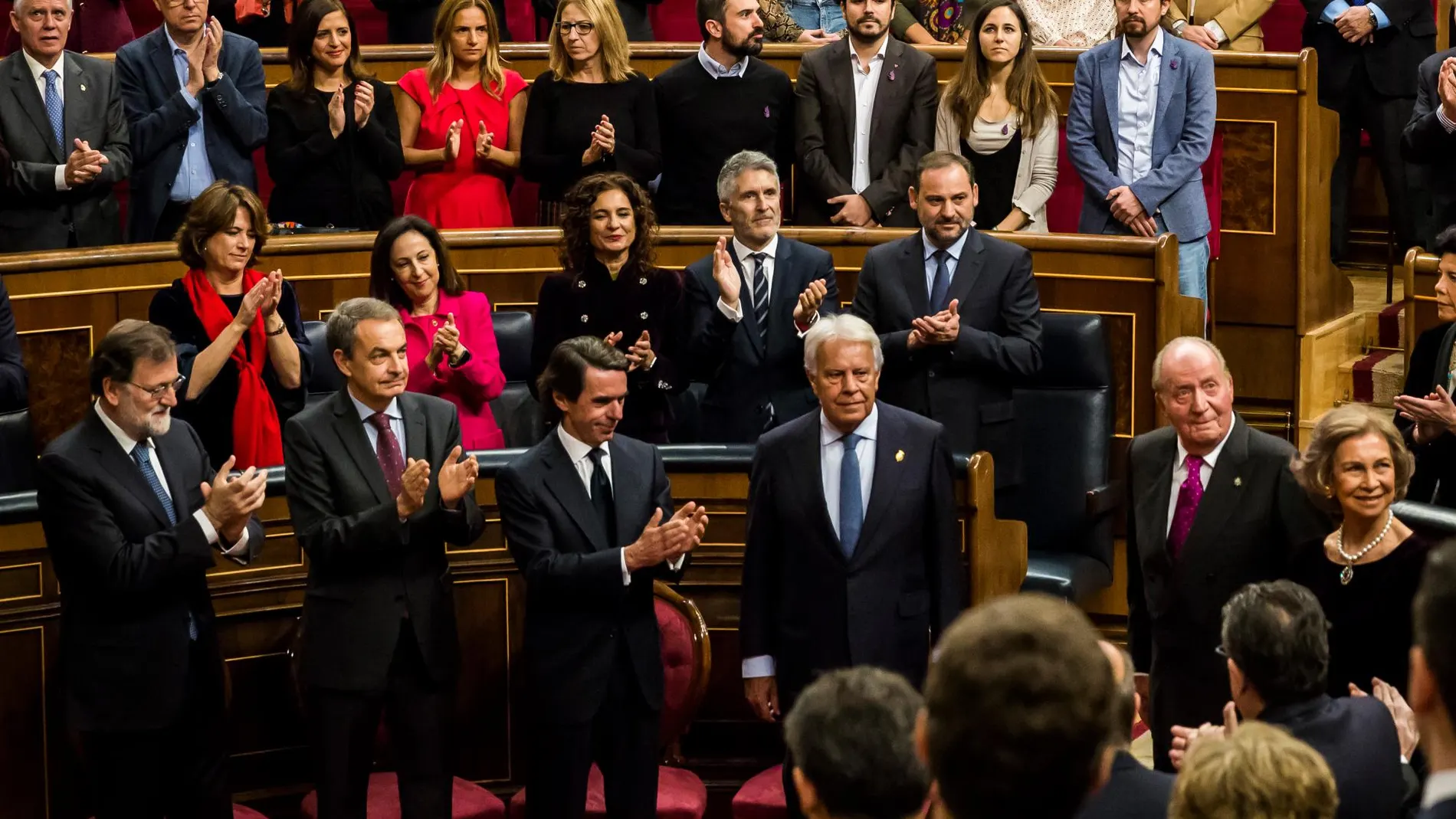 Los presidentes Rajoy, Zapatero, Aznar y González, junto al Rey Juan Carlos en la celebración del 40 aniversario de la Constitución