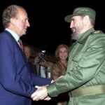 El Rey de España Don Juan Carlos I saluda al jefe del estado Cubano Fidel Castro,en presencia de la Reina Sofía y el Presidente del Gobierno Jose María Aznar, a su llegada al aeropuerto José Martí de la capital La Habana, en la primera vez que un Monarca español pisaba suelo cubano