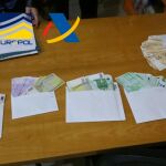 En los registros realizados se han intervenido, entre otros efectos, 52 vehículos de lujo, material informático, un arma de fuego, abundante documentación y 400.000 euros en efectivo