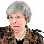 Theresa May, durante su comparecencia ante los periodistas. Abajo, saludando al presidente de la Comisión Europea, Juncker, con una pulsera de Frida Khalo y un detalle de sus botines