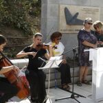 La presidenta de la Asociación de Afectados del Vuelo JK5022, Pilar Vera (3d), junto a familiares de las víctimas, durante el homenaje ante el monumento situado en el Parque Juan Carlos I de Madrid.