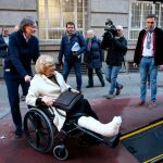 Diciembre 2018: Tras una nueva caída, Carmena se rompe un tobillo y es operada el día 26 pero una infección la obliga a volver a ingresar y recibir el año desde el hospital