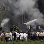 El presidente cubano Miguel Diaz-Canal, entre los servicios de emergencia junto al avión siniestrado/Foto: Ap