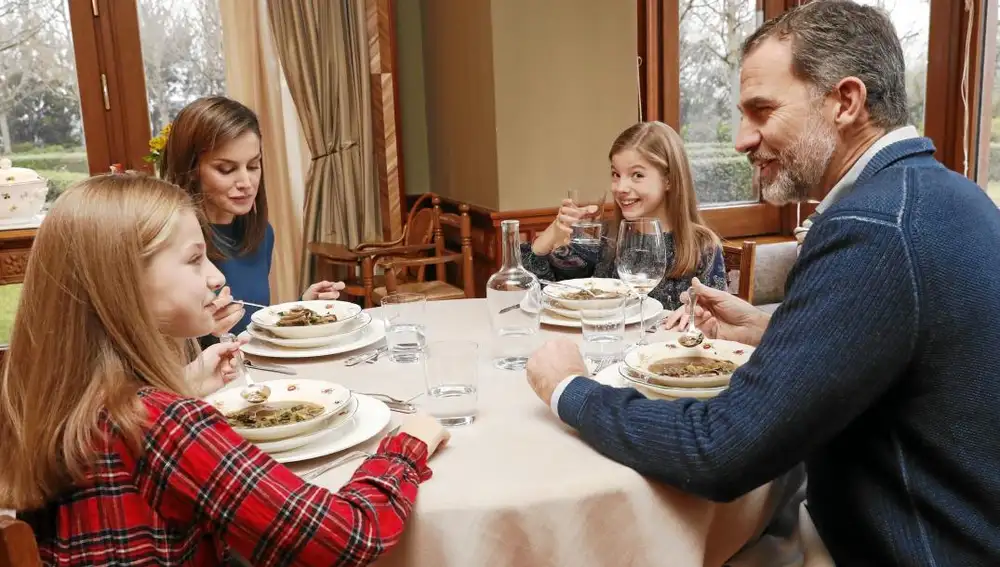 Felipe VI se muestra sonriente junto a Doña Letizia y sus hijas, Leonor y Sofía