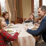 Felipe VI se muestra sonriente junto a Doña Letizia y sus hijas, Leonor y Sofía