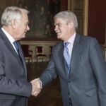 El ministro galo de Exteriores, Jean-Marc Ayrault, da la bienvenida al ministro español de Exteriores, Alfonso Dastis, antes de su reunión en París