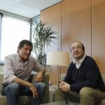 El presidente de la gestora del PSOE, Javier Fernández (i), y el primer secretario del PSC, Miquel Iceta (d), durante la reunión que mantienen hoy en la sede de la calle Ferraz para debatir sobre la relación que deben mantener ambas formaciones.