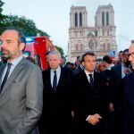 El presidente francés Emmanuel Macron se reúnen cerca de la Catedral de Notre Dame este lunes, en París (Francia)